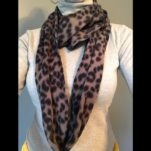 Old Navy Leopard Print Infinity Scarf - Picture 2 of 6